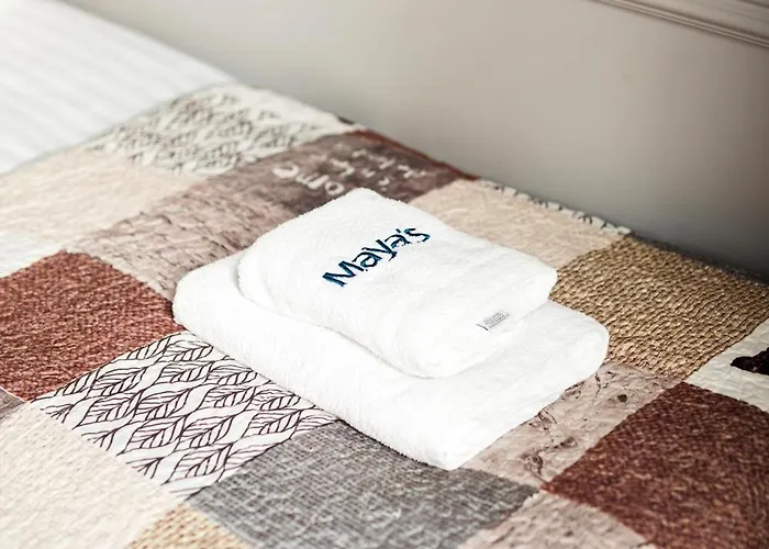 Maya's Flats & 44 - 3 On C Апартаменты *