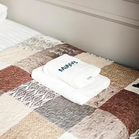 Maya's Flats & 44 - 3 On C アパート *