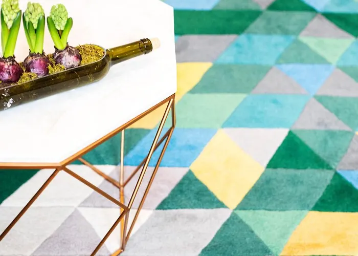 Maya's Flats & 44 - 3 On C Apartment